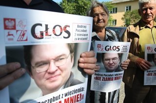 Des sympathisants d'Andrzej Poczobut présentent des pancartes à l'effigie du journaliste sur le parvis de la Cour suprême bélarusse. (archives)